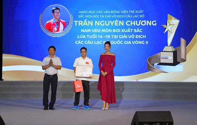 Vận động viên vô địch quốc gia 16 tuổi lập thêm thành tích ảnh 4