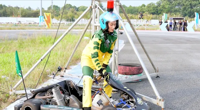 Á hậu Quỳnh Anh va chạm mạnh trên đường đua xe ảnh 1