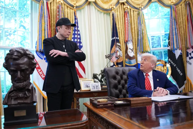Khó lường giá cổ phiếu sau ồn ào giữa ông Trump và Elon Musk ảnh 1