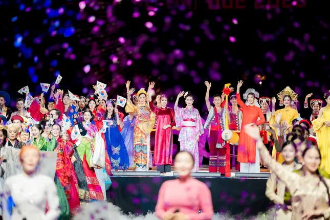 Tôn vinh áo dài Huế ảnh 4