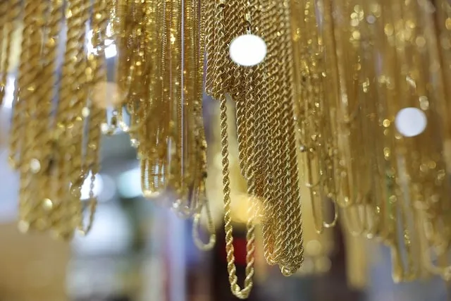 Giá dầu leo thang, giá vàng bất động ảnh 2