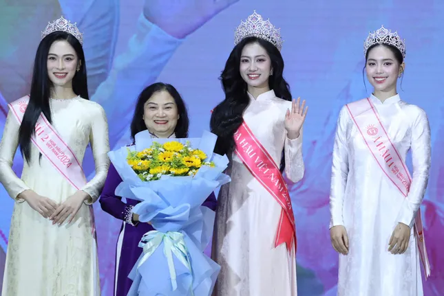 Hoa hậu Hà Trúc Linh và Á hậu Châu Anh, Vân Nhi xuất hiện, hàng nghìn sinh viên vỡ òa ảnh 8