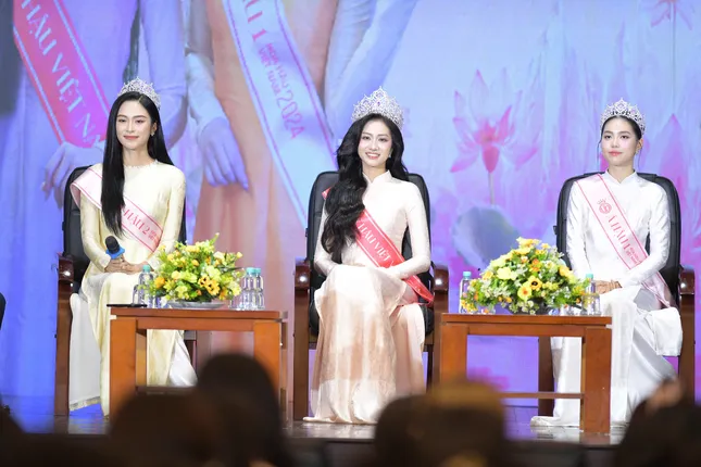 Hoa hậu Hà Trúc Linh và Á hậu Châu Anh, Vân Nhi xuất hiện, hàng nghìn sinh viên vỡ òa ảnh 3
