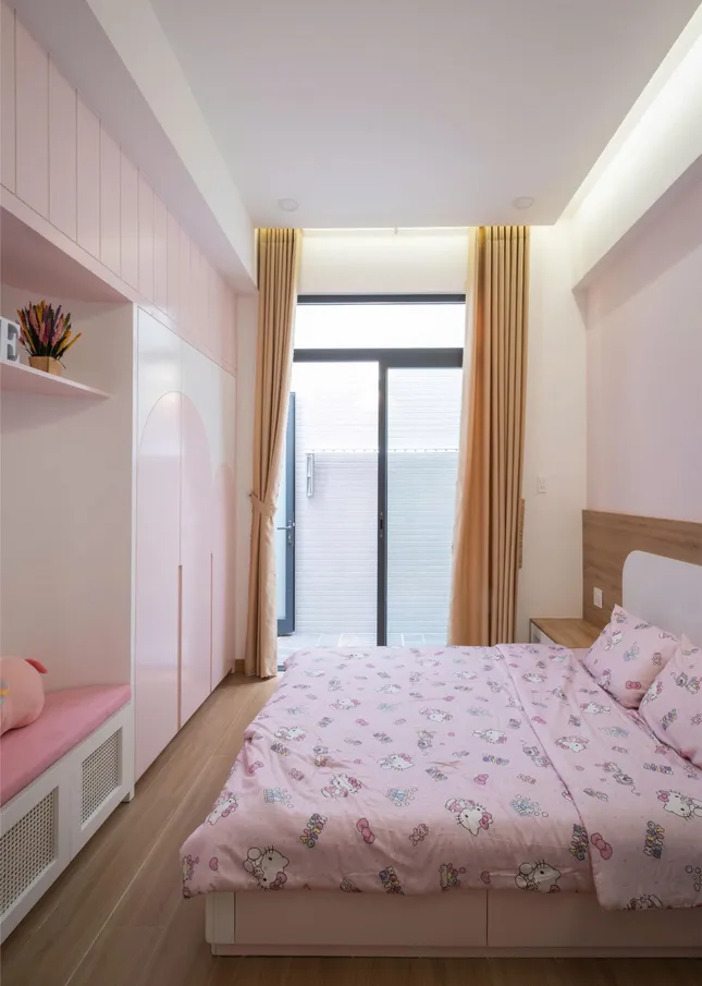 Nhà phố 2 tầng nổi bật lấy cảm hứng từ 'búp măng non' ảnh 9