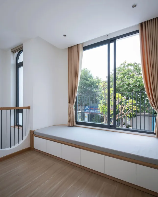 Nhà phố 2 tầng nổi bật lấy cảm hứng từ 'búp măng non' ảnh 14