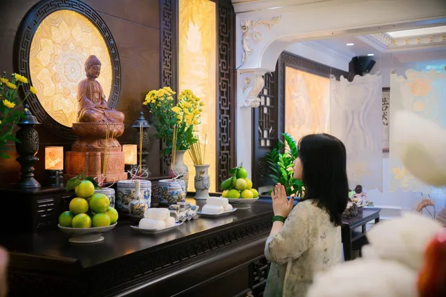 Sự hài hòa trong không gian thờ kết hợp hiện đại và truyền thống ảnh 1