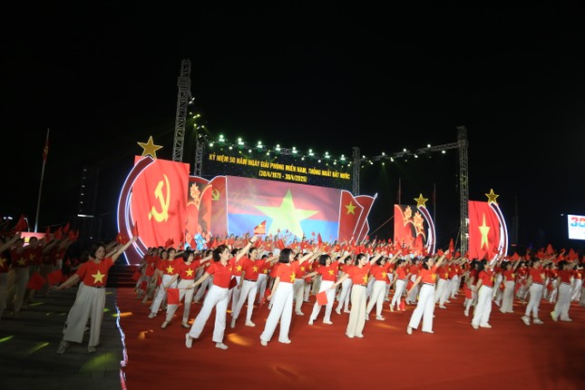Hơn 1.500 người biểu diễn chương trình &apos;Yên Bái-Bản hùng ca hòa cùng non sông thống nhất&apos; ảnh 4