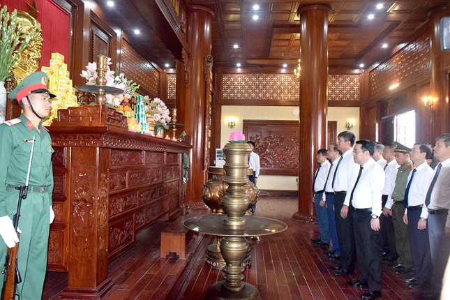 Chính quyền, nhân dân các tỉnh miền núi phía Bắc dâng hương, tri ân Chủ tịch Hồ Chí Minh và các anh hùng liệt sĩ ảnh 1
