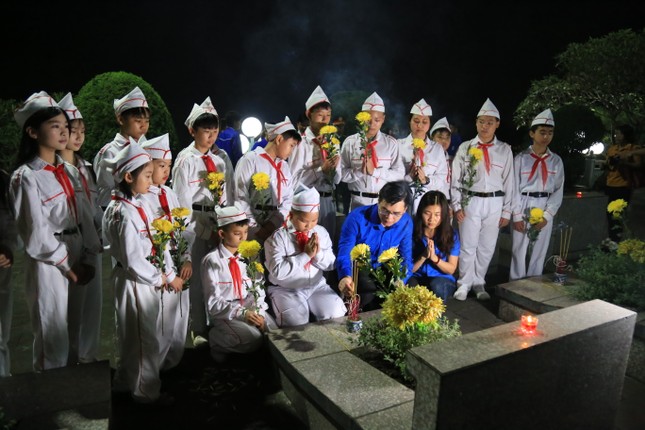 Chính quyền, nhân dân các tỉnh miền núi phía Bắc dâng hương, tri ân Chủ tịch Hồ Chí Minh và các anh hùng liệt sĩ ảnh 2