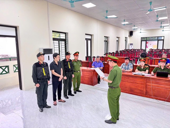 Bắt tạm giam đối tượng khai thác cát sỏi trái phép ảnh 1
