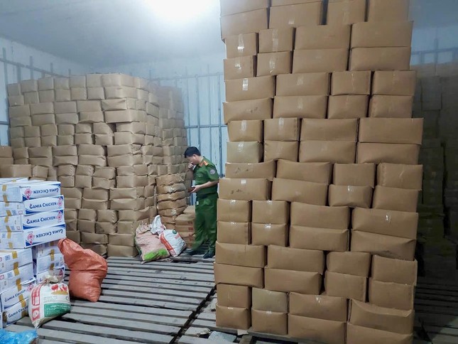 Công an Hà Giang phát hiện 29 tấn thực phẩm không rõ nguồn gốc chỉ trong một ngày ảnh 1