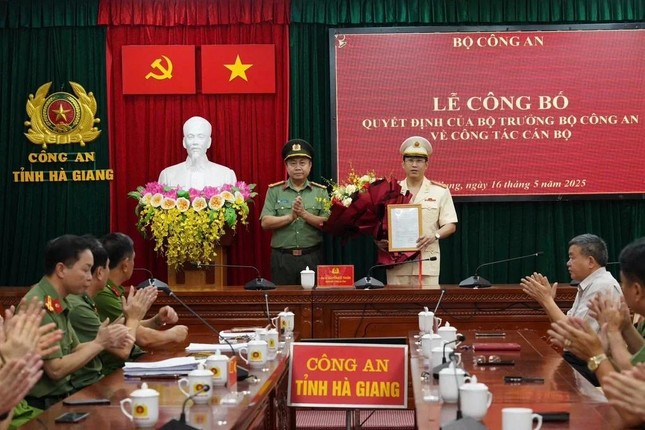 Công bố quyết định của Bộ trưởng Công an về công tác cán bộ ảnh 1