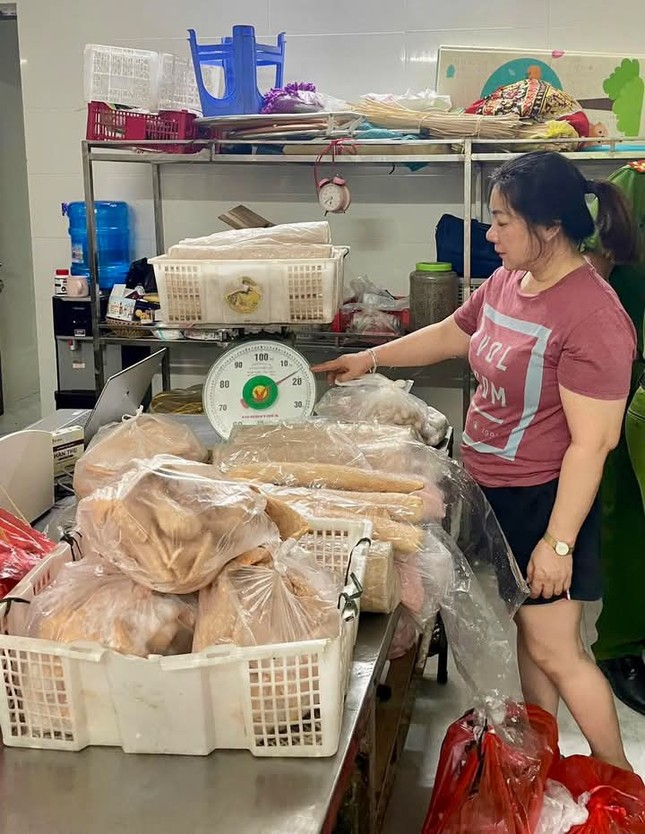 Cơ sở sản xuất giò chả sử dụng chất cấm bị công an ‘sờ gáy’ ảnh 1
