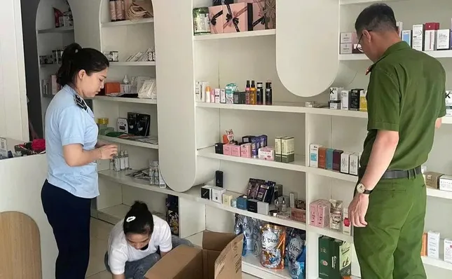 Cơ quan chức năng kiểm tra các sạp thuốc ở chợ phiên, chủ sạp bỗng dưng ‘biến mất’ ảnh 1