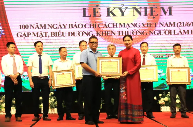 Báo Tiền Phong nhận bằng khen của tỉnh Tuyên Quang, Lào Cai ảnh 2