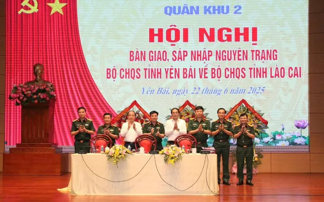 Công bố quyết định của Bộ trưởng Quốc phòng về nhân sự ảnh 1
