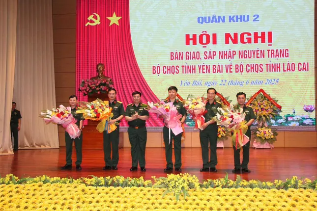 Công bố quyết định của Bộ trưởng Quốc phòng về nhân sự ảnh 3