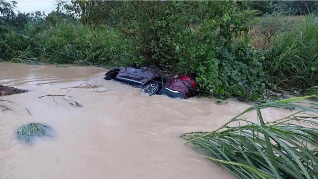 Tuyên Quang: Ô tô chở 5 người trôi cả trăm mét trong dòng nước lũ ảnh 3