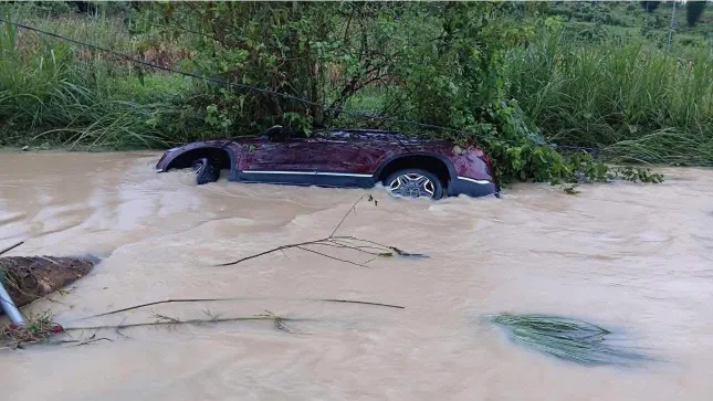 Tuyên Quang: Ô tô chở 5 người trôi cả trăm mét trong dòng nước lũ ảnh 2