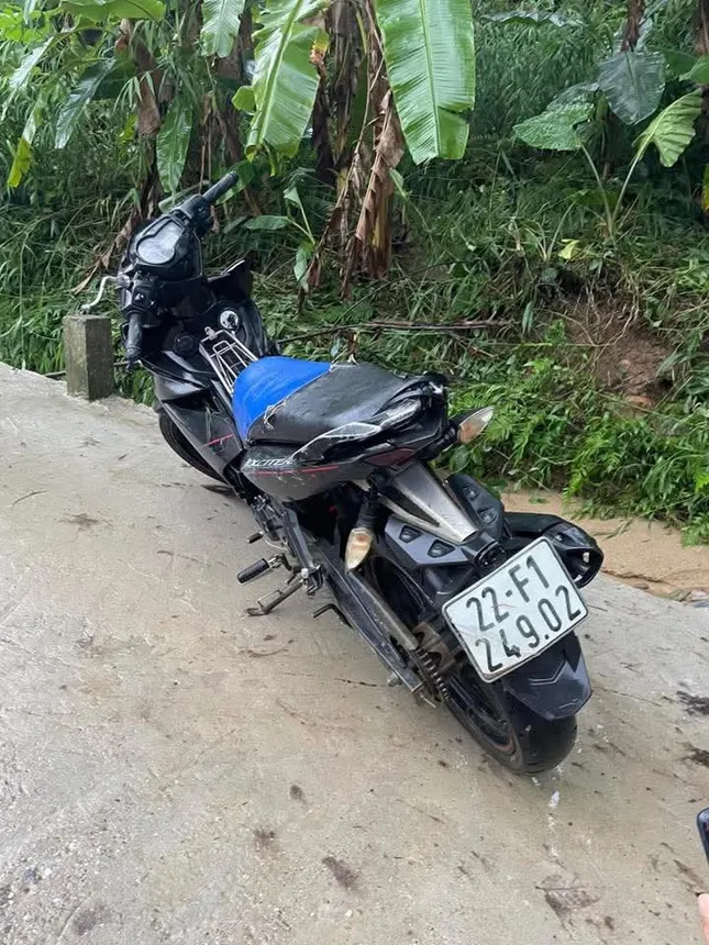 Tuyên Quang: Ô tô chở 5 người trôi cả trăm mét trong dòng nước lũ ảnh 4