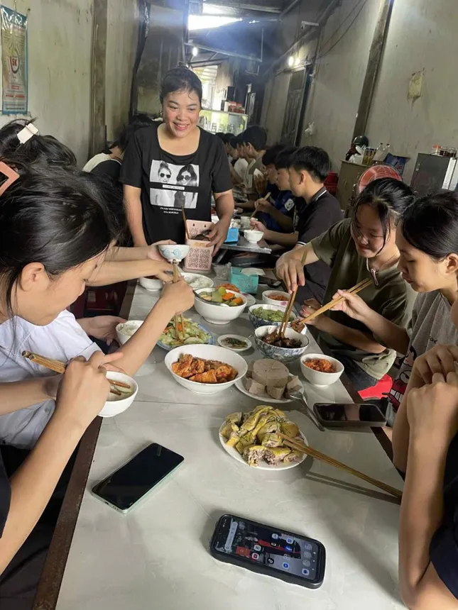 Ấm lòng bữa ăn, chỗ ở miễn phí hỗ trợ thí sinh vùng cao Hà Giang ảnh 2
