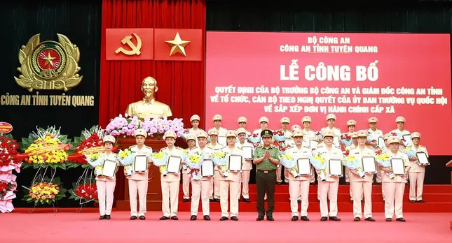 Công bố quyết định bổ nhiệm cán bộ Công an tỉnh Tuyên Quang sau hợp nhất ảnh 2