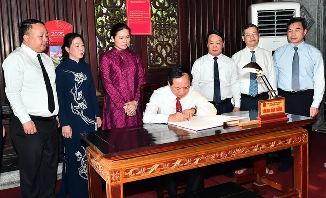 Thượng tướng Trịnh Văn Quyết dâng hương tại Đền thờ Chủ tịch Hồ Chí Minh ảnh 2