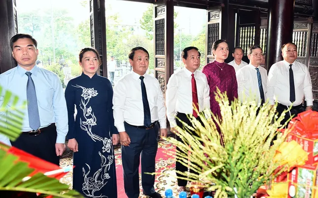 Thượng tướng Trịnh Văn Quyết dâng hương tại Đền thờ Chủ tịch Hồ Chí Minh ảnh 1