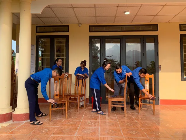 Nhiều người dân tộc thiểu số lần đầu thao tác màn hình cảm ứng không còn bỡ ngỡ ảnh 23