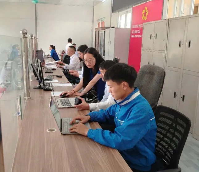 Nhiều người dân tộc thiểu số lần đầu thao tác màn hình cảm ứng không còn bỡ ngỡ ảnh 22