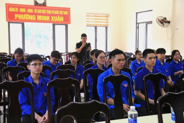 Nhiều người dân tộc thiểu số lần đầu thao tác màn hình cảm ứng không còn bỡ ngỡ ảnh 13