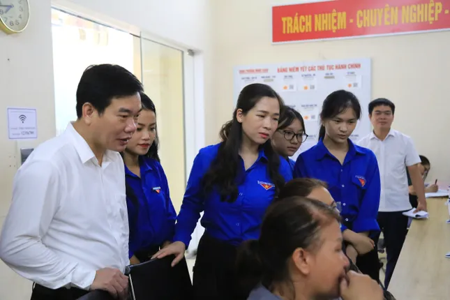Nhiều người dân tộc thiểu số lần đầu thao tác màn hình cảm ứng không còn bỡ ngỡ ảnh 15