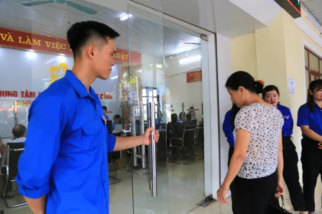 Nhiều người dân tộc thiểu số lần đầu thao tác màn hình cảm ứng không còn bỡ ngỡ ảnh 16