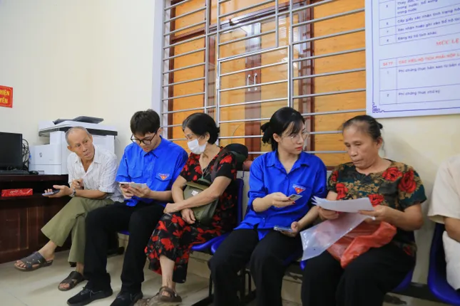Nhiều người dân tộc thiểu số lần đầu thao tác màn hình cảm ứng không còn bỡ ngỡ ảnh 17
