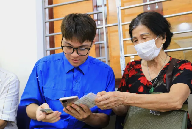 Nhiều người dân tộc thiểu số lần đầu thao tác màn hình cảm ứng không còn bỡ ngỡ ảnh 19