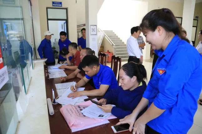 Nhiều người dân tộc thiểu số lần đầu thao tác màn hình cảm ứng không còn bỡ ngỡ ảnh 21