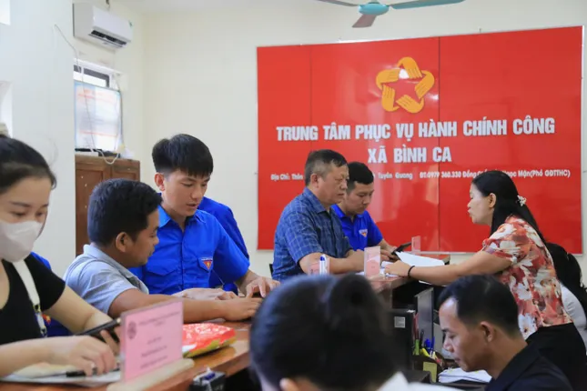 Nhiều người dân tộc thiểu số lần đầu thao tác màn hình cảm ứng không còn bỡ ngỡ ảnh 20