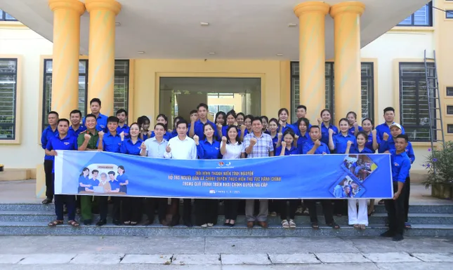 Nhiều người dân tộc thiểu số lần đầu thao tác màn hình cảm ứng không còn bỡ ngỡ ảnh 24