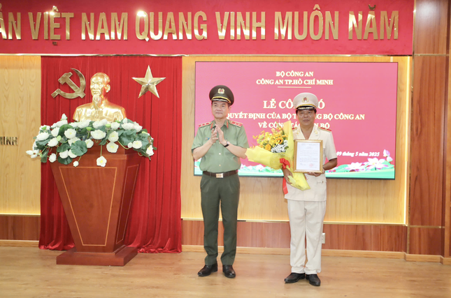 Bổ nhiệm lại chức vụ Phó Giám đốc Công an TPHCM đối với Thiếu tướng Nguyễn Thanh Hưởng ảnh 1