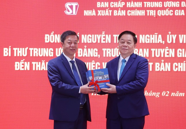 Trưởng Ban Tuyên giáo và Dân vận Trung ương Nguyễn Trọng Nghĩa nhấn mạnh tầm quan trọng của sách lý luận, chính trị ảnh 2