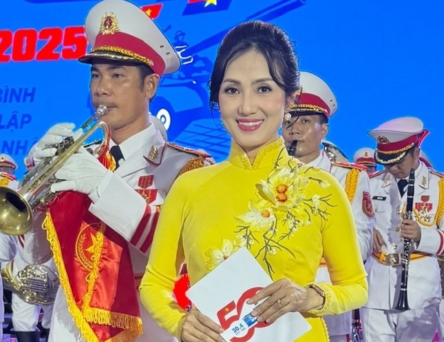 Nữ MC góp giọng trong thời khắc trọng đại của Lễ kỷ niệm 30/4 ảnh 1