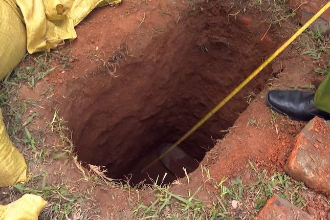 Bộ Văn hóa đề nghị đánh giá thiệt hại di tích mộ vua Lê Túc Tông sau khi bị đào bới ảnh 1
