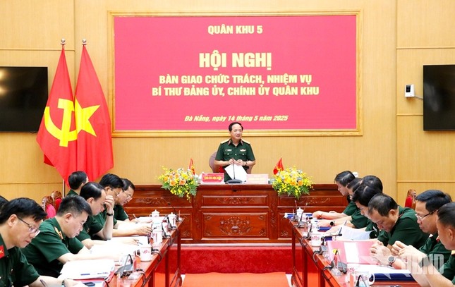 Bàn giao chức trách, nhiệm vụ Bí thư Đảng ủy, Chính ủy Quân khu 5 ảnh 1