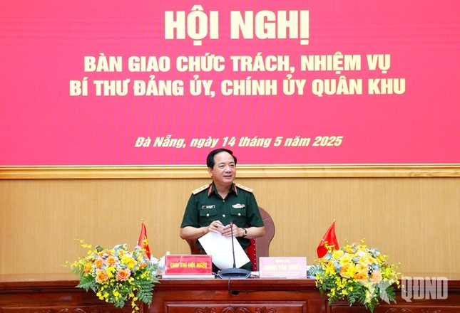 Bàn giao chức trách, nhiệm vụ Bí thư Đảng ủy, Chính ủy Quân khu 5 ảnh 4