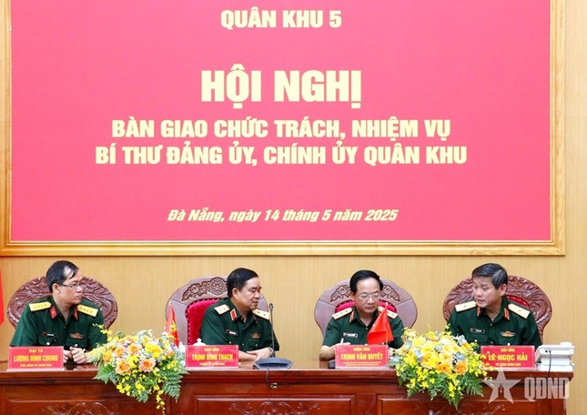 Bàn giao chức trách, nhiệm vụ Bí thư Đảng ủy, Chính ủy Quân khu 5 ảnh 5