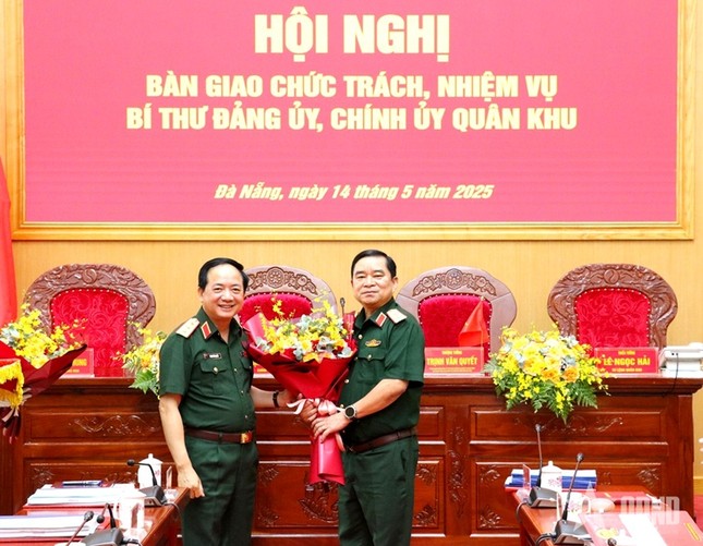 Bàn giao chức trách, nhiệm vụ Bí thư Đảng ủy, Chính ủy Quân khu 5 ảnh 6