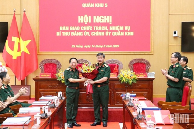 Bàn giao chức trách, nhiệm vụ Bí thư Đảng ủy, Chính ủy Quân khu 5 ảnh 7