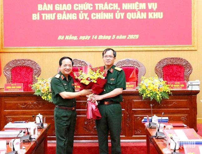 Bàn giao chức trách, nhiệm vụ Bí thư Đảng ủy, Chính ủy Quân khu 5 ảnh 8