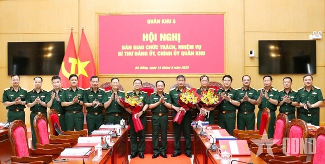 Bàn giao chức trách, nhiệm vụ Bí thư Đảng ủy, Chính ủy Quân khu 5 ảnh 9