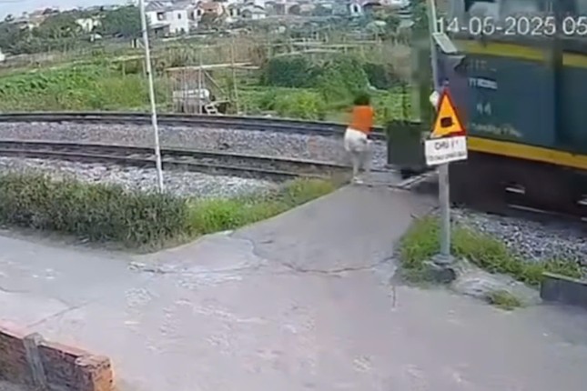 Clip cô gái bị tàu hỏa húc văng khi đi bộ qua đường ray ảnh 1